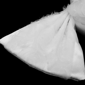 Vue macro détaillée du voile de mariée blanc avec satin et texture de maille à pois spirale