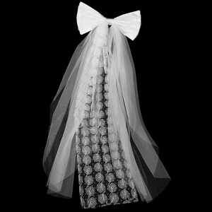 Voile de mariée court blanc avec grand nœud en satin et détails de roses en 3D sur tulle