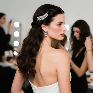 Détail d'une barrette à feuilles de mariée et boucles d'oreilles en zircon sur un mannequin