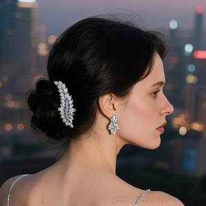Set elegante con fermaglio per capelli e orecchini pendenti con lussuosi strass di cristallo