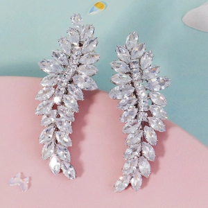 Dettaglio di orecchini a foglia con zirconi marquise incastonati e finitura in argento lucido