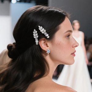 Ensemble de barrettes feuilles étincelantes et boucles d'oreilles fleurs en zircone