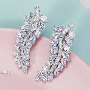 Détail de pinces à cheveux argentées en forme de feuille avec cristaux de zircone brillants