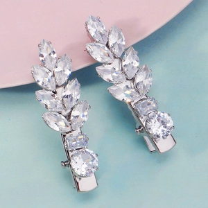 Détail des pinces à cheveux argentées avec des pierres de zircone cubique marquise brillantes