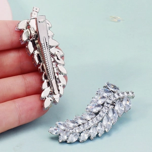 Détail des barrettes en plumes de zircone avec pinces à bec de canard en argent étincelant