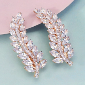 Détail des barrettes en forme de feuille or rose serties de cristaux de zircon brillants