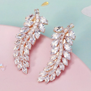 Détail de barrettes feuille dorée de luxe serties de cristaux de zircone taille marquise