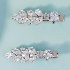 Vue détaillée de deux barrettes argentées en forme de feuilles avec cristaux zircon