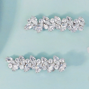 Dettaglio dei fermagli per capelli a foglia argento con zirconi a taglio marquise