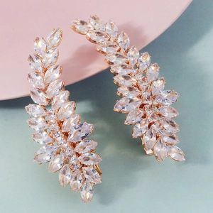 Dettaglio macro di fermagli per capelli con zirconi marquise e finitura oro rosa