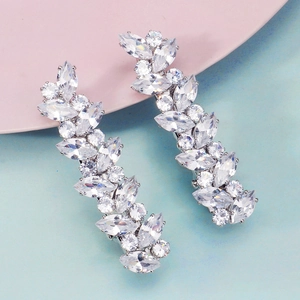 Dettaglio di fermagli per capelli in zircone a forma di foglia con base in metallo argento