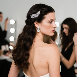Pince à cheveux feuille argentée avec boucles d'oreilles en zircon pour coiffure mariée