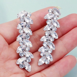 Dettaglio di orecchini pendenti in argento con cristalli di zirconia a marquise