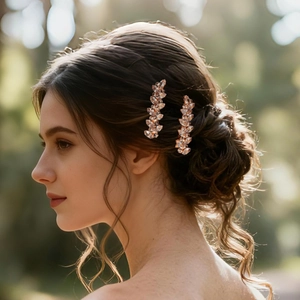 Nahaufnahme der roségoldenen Haarspangen mit Kristallen in Blattform auf eleganter Frisur