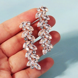 Vista macro degli orecchini a foglia oro rosa con cristalli di zirconia taglio marquise