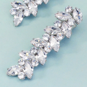 Macro di una clip per capelli in argento con zirconi a taglio marquise e rotondi