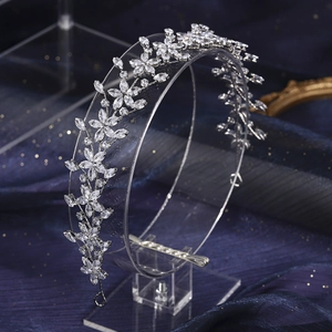 Dettaglio del cerchietto da sposa in argento con fiori in zirconia cubica fatti a mano