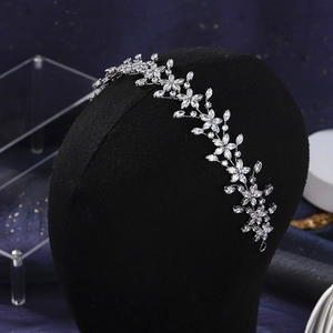 Dettaglio di un cerchietto da sposa in argento con cristalli su una testa da esposizione