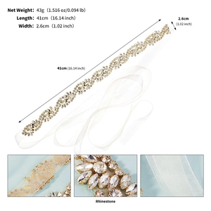 Détail macro d'une ceinture de mariée en strass, longueur 41cm sur ruban d'organza blanc