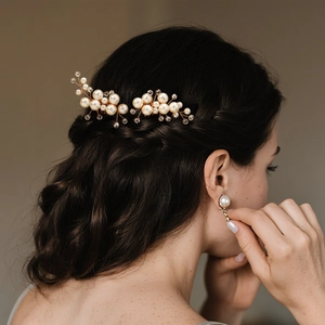 Detail eines Braut-Haarkamms mit Perlen und Strass in einer eleganten Hochsteckfrisur