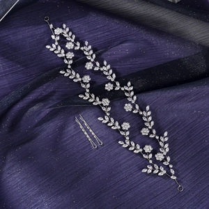 Vigne de cheveux de mariée avec feuilles argentées et cristaux sur tulle violet doux