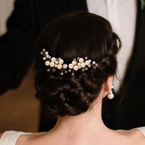 Elegant bridal hair comb and earring set featuring pearls and rhinestones in gold wire design