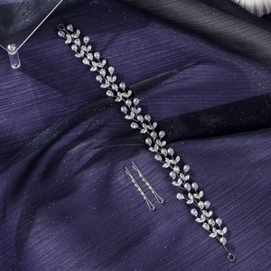 Dettaglio del copricapo da sposa in argento con zirconi scintillanti a forma di foglia
