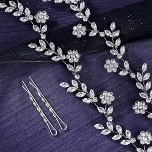 Détail d'un bandeau de mariée fait main avec fleurs en cristal sur satin bleu foncé