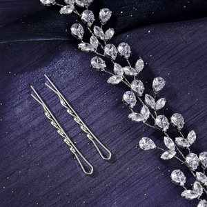 Dettaglio fascia in argento con zirconi a marquise e forcine per capelli ondulate abbinate