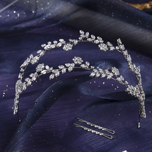 Serre-tête de mariée élégant avec fleurs et feuilles en cristal sur satin bleu
