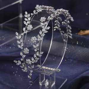 Détail d'un bandeau de mariée avec des feuilles d'argent et des fleurs en cristal sur velours