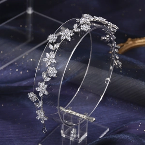 Gros plan du serre-tête en zircons et fleurs sur un fond bleu étoilé élégant