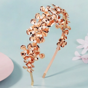 Serre-tête de mariée fleuri doré avec fleurs métalliques et perles sur plateau rose