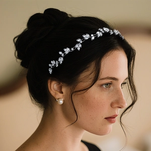Serre-tête feuilles argentées avec zircons brillants pour mariage ou soirée chic