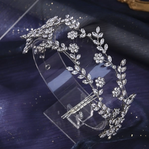 Vue détaillée d'un bandeau de mariée argenté avec fleurs en cristal sur velours bleu