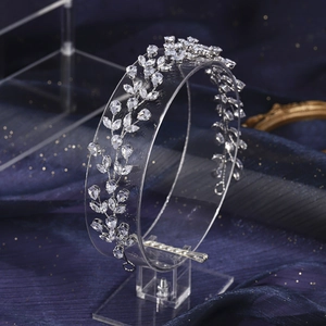 Dettaglio ravvicinato di una tiara da sposa in argento con zirconi a forma di vitigno