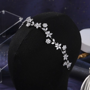 Détail d'un bandeau floral en cristal argenté avec zircons pour coiffure de mariée