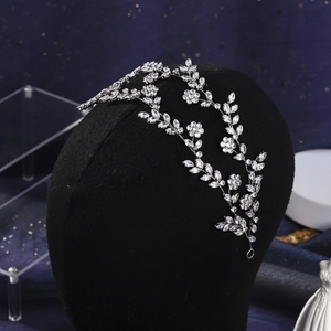 Détail du bandeau de mariée avec fleurs de cristal et feuilles d'argent sur tête