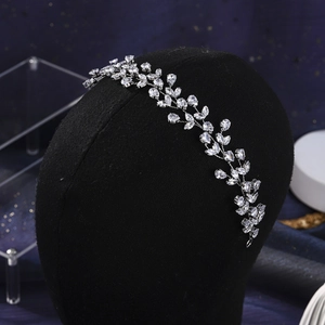 Dettaglio macro della corona da sposa in zircone con design a vite scintillante su modello
