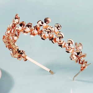 Serre-tête de mariée luxe or rose avec fleurs en métal et perles blanches