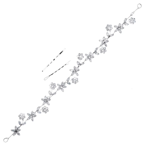 Vigne de cheveux de mariée avec fleurs en cristal et pinces argentées sur fond blanc