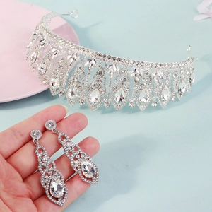 Elegant bridal jewelry set featuring a silver crystal tiara and pear-cut drop earrings