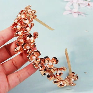 Détail de serre-tête floral doré fait main avec perles et texture métallique
