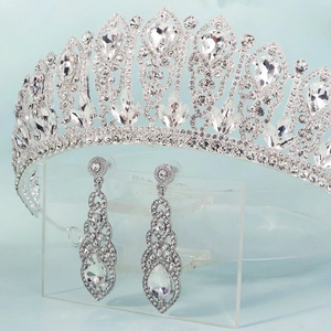 Elegant bridal jewelry set with silver tiara and teardrop earrings with white crystals