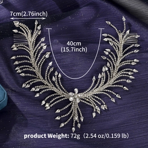 Dettaglio delle dimensioni dell'accessorio da sposa in argento con nappine e cristalli