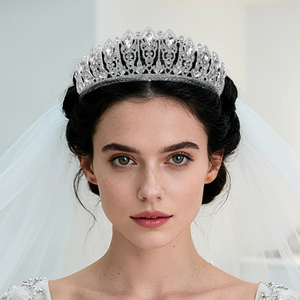 Vista frontale di una lussuosa corona da sposa in lega d'argento con cristalli brillanti