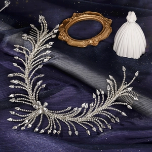 Fascia sposa di lusso con nappe di strass e dettagli floreali in argento scintillante