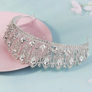 Dettaglio di tiara da sposa in argento con cristalli brillanti su sfondo pastello