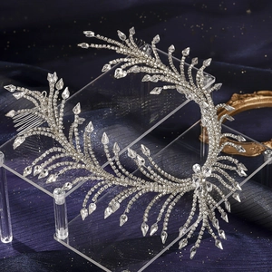 Dettaglio macro di accessorio per capelli da sposa in argento con nappe di strass