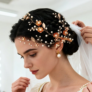 Accessoire cheveux mariée doré avec feuilles en métal et perles pour coiffure de mariage
